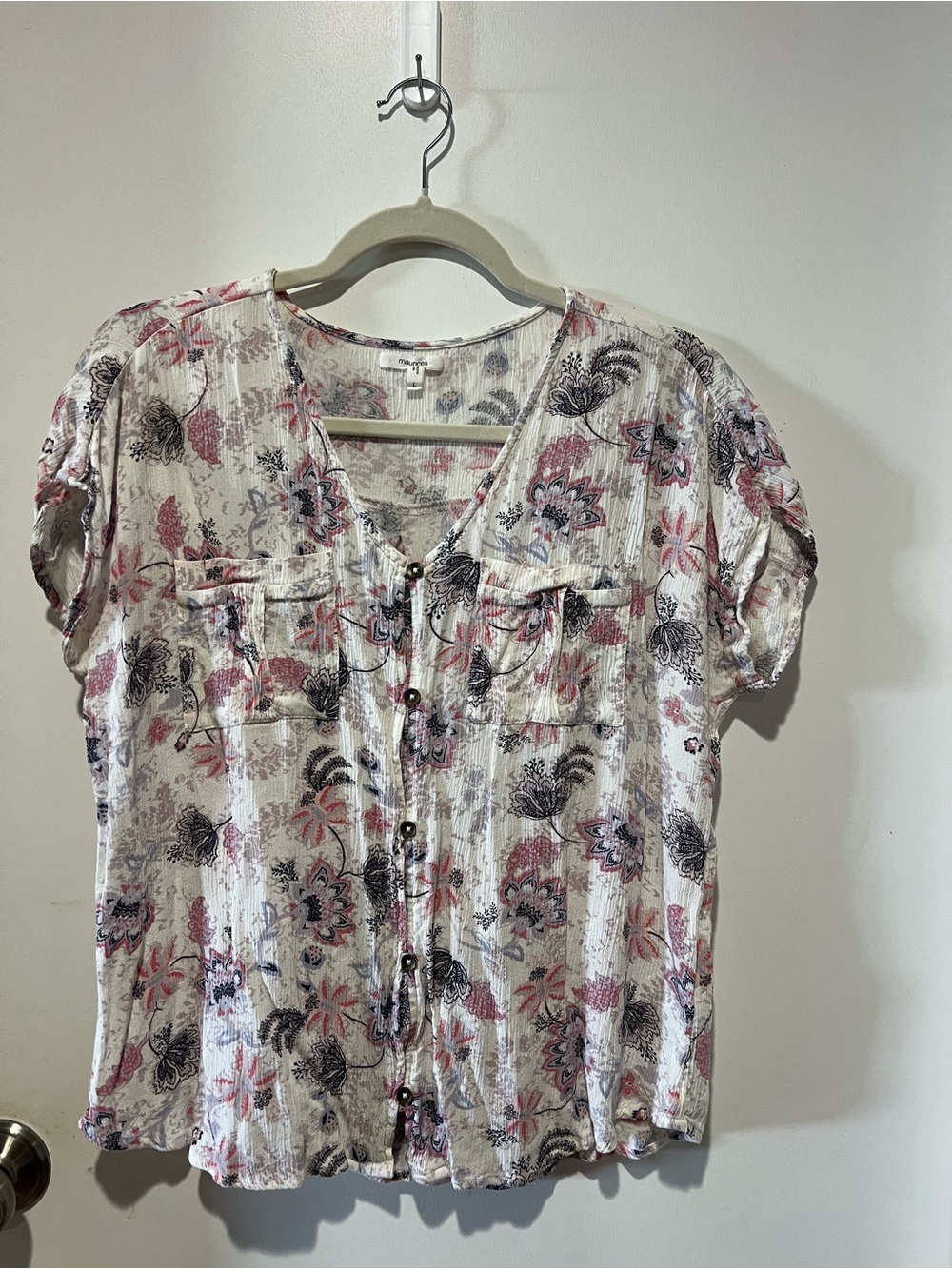 Maurices White Floral Button-Front Short Sleeve Blouse